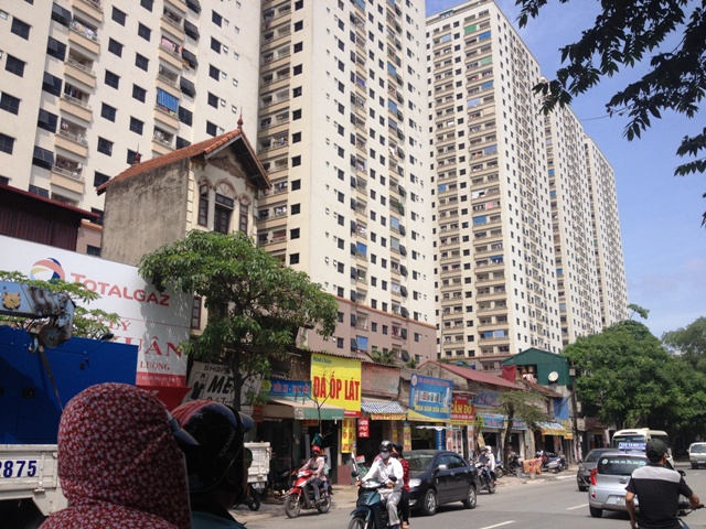 Chung cư giá rẻ nhếch nhác vì chợ cóc, hàng quán, ách tắc giao thông ảnh 10